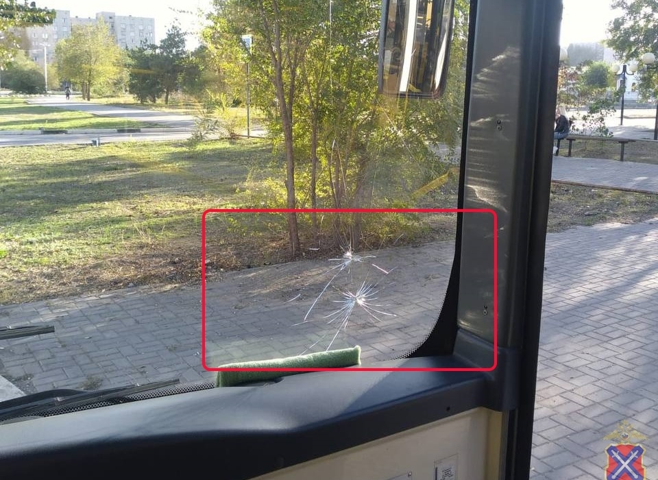 В Волжском пьяный пассажир повредил лобовое стекло автобуса бутылкой